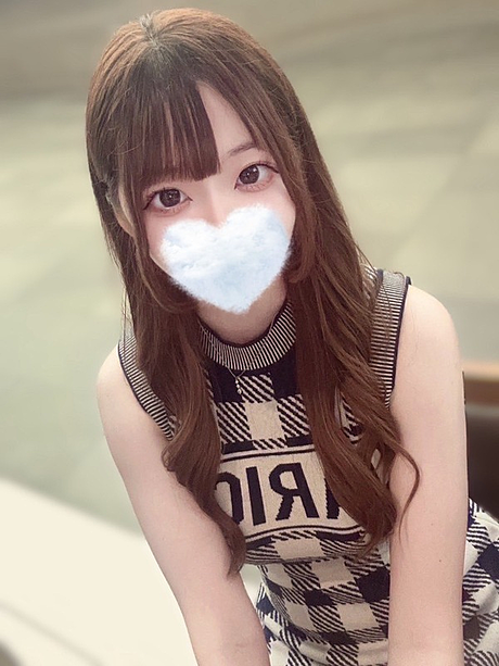 愛坂れいか